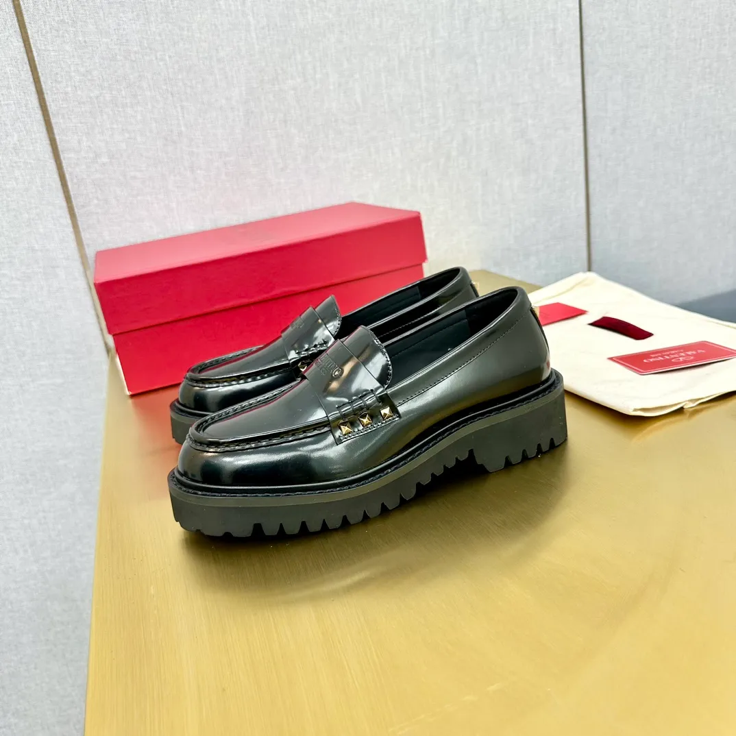 👟👟Ex-factory price 560👟👟 2024【VALENTINO】Valentino's early spring fashionable slip-on loafers are hot new🆕 Versatile style with temperament💃🏻 Slay the whole audience immediately when you put them on [Love] The ultra-simple design is more timeless and attractive! Fashionable and neat feeling, it is a magic tool for increasing your height and slimming down ✨ The shoe collar is specially added with anti-wear latex! You won't feel tired after walking all day long🦶🏻 The upper is made of open-edge beaded cowhide material and paired with a calfskin lining, which is full of texture! 👿Bottom thickness 4.0cm 👿Color: Black Brown 👿Size: 35-40 Factory ready supply